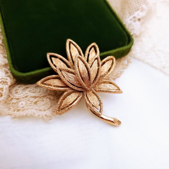 Vintage Avon Brushed Gold Tone Lotus Flower Brooch Precious Pretenders Plant Pin - Picture 4 of 8